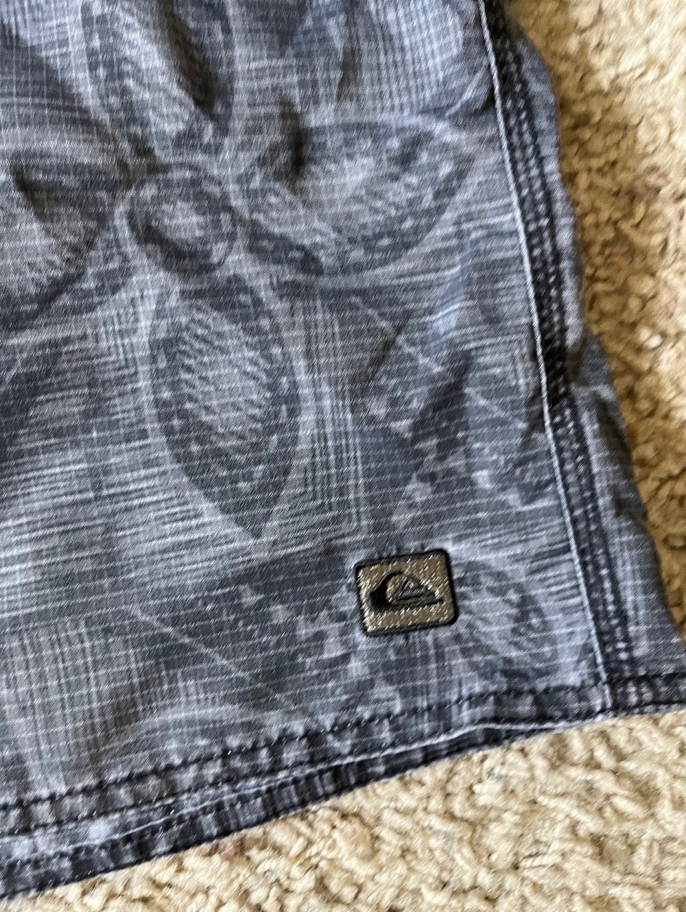 Quiksilver Men's Gray Floral Swim Trunks Size Large - Picture 2 of 8